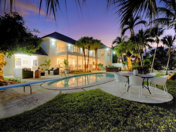 Modern Elegance Near Paradise with 5 Bedroom & Great Views