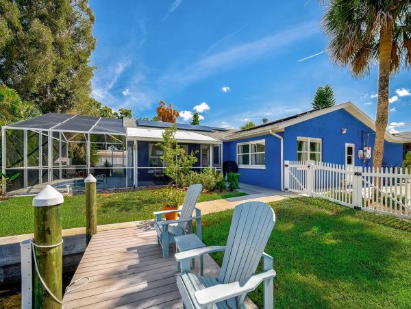 Lovely 3 Bedroom Home with Private Pool & Dock