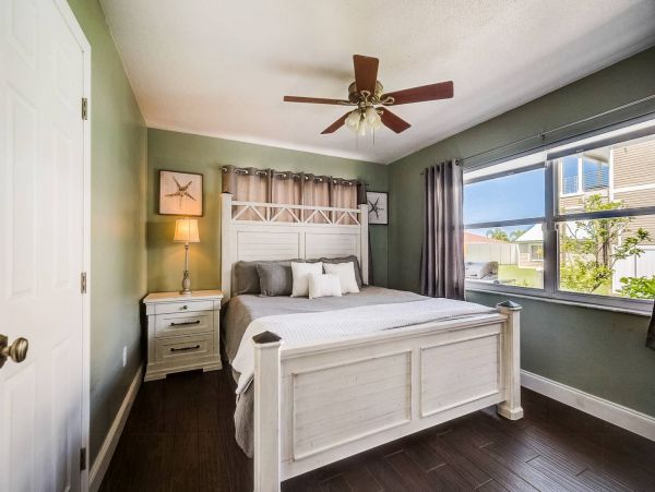 Lovely 3 Bedroom Home with Private Pool & Dock