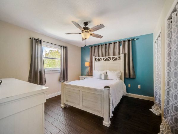 Lovely 3 Bedroom Home with Private Pool & Dock