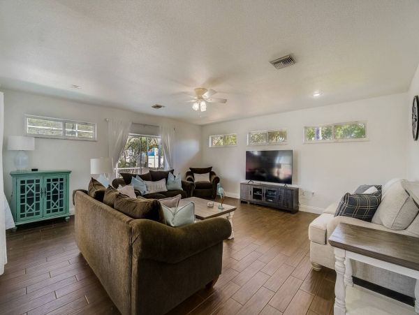 Lovely 3 Bedroom Home with Private Pool & Dock