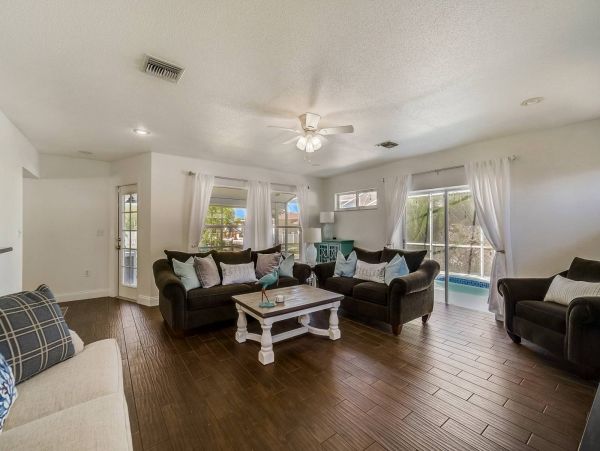 Lovely 3 Bedroom Home with Private Pool & Dock