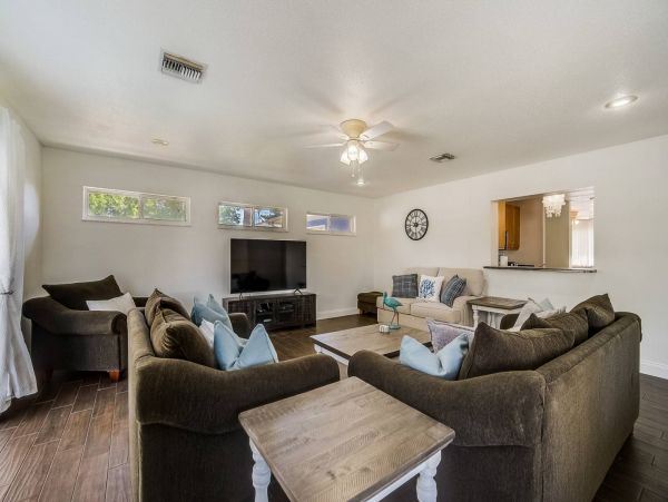 Lovely 3 Bedroom Home with Private Pool & Dock