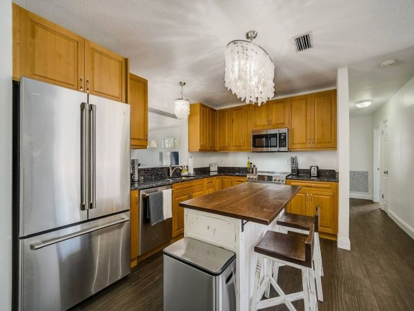 Lovely 3 Bedroom Home with Private Pool & Dock