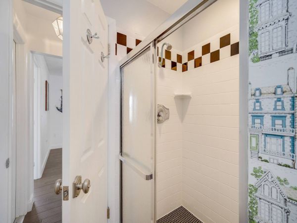 Lovely 3 Bedroom Home with Private Pool & Dock