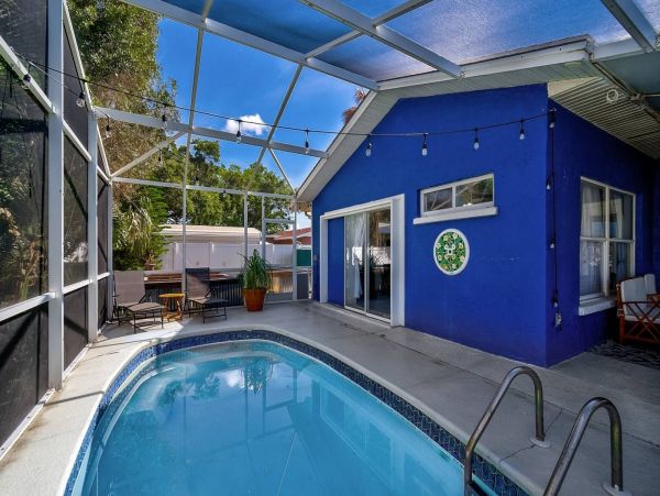 Lovely 3 Bedroom Home with Private Pool & Dock