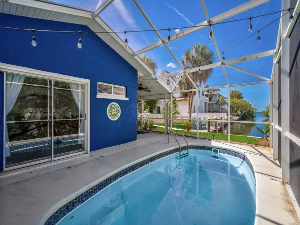 Lovely 3 Bedroom Home with Private Pool & Dock