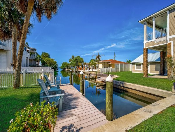 Lovely 3 Bedroom Home with Private Pool & Dock