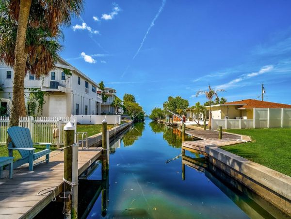 Lovely 3 Bedroom Home with Private Pool & Dock