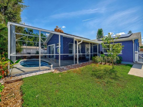 Lovely 3 Bedroom Home with Private Pool & Dock