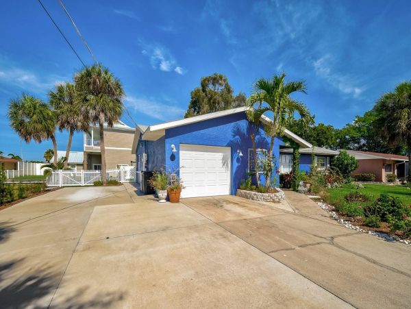 Lovely 3 Bedroom Home with Private Pool & Dock