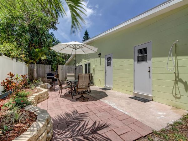 Indian Rocks 2 bedroom bungalow steps from the beach