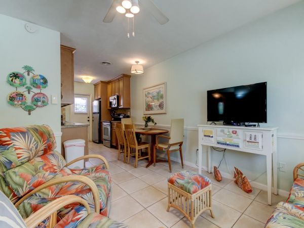Indian Rocks 2 bedroom bungalow steps from the beach