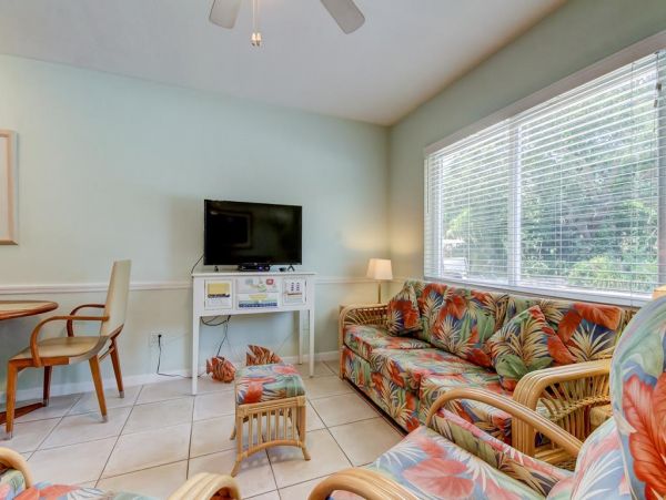 Indian Rocks 2 bedroom bungalow steps from the beach