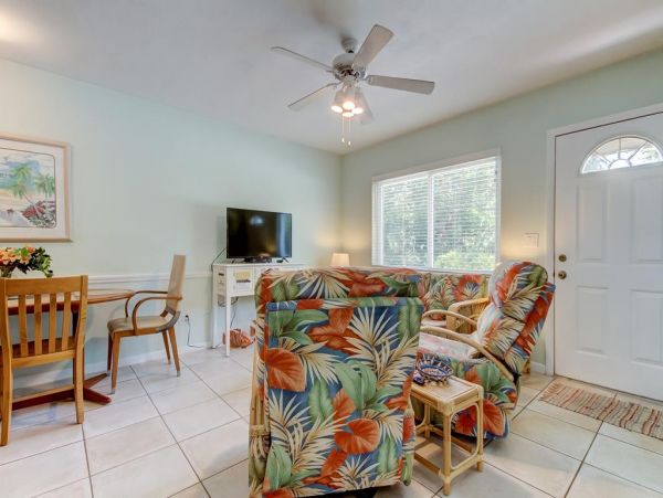 Indian Rocks 2 bedroom bungalow steps from the beach