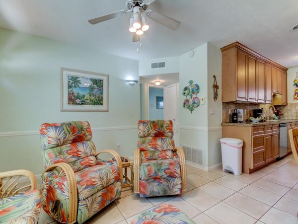 Indian Rocks 2 bedroom bungalow steps from the beach