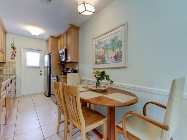 Indian Rocks 2 bedroom bungalow steps from the beach