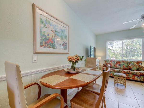 Indian Rocks 2 bedroom bungalow steps from the beach