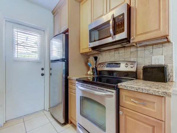 Indian Rocks 2 bedroom bungalow steps from the beach