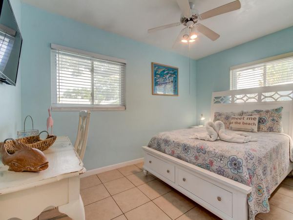 Indian Rocks 2 bedroom bungalow steps from the beach