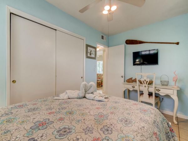 Indian Rocks 2 bedroom bungalow steps from the beach