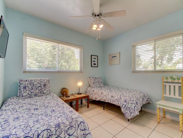 Indian Rocks 2 bedroom bungalow steps from the beach