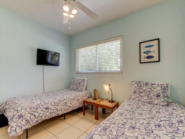 Indian Rocks 2 bedroom bungalow steps from the beach