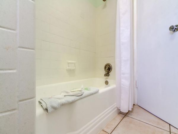 Indian Rocks 2 bedroom bungalow steps from the beach