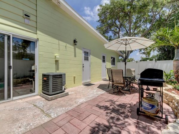 Indian Rocks 2 bedroom bungalow steps from the beach