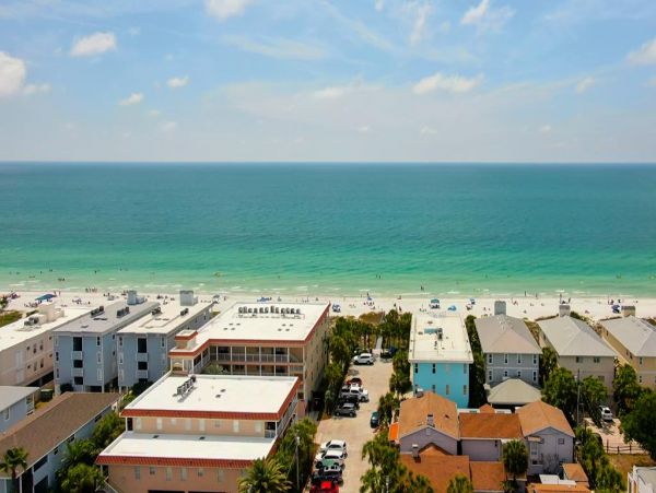 Indian Rocks 2 bedroom bungalow steps from the beach