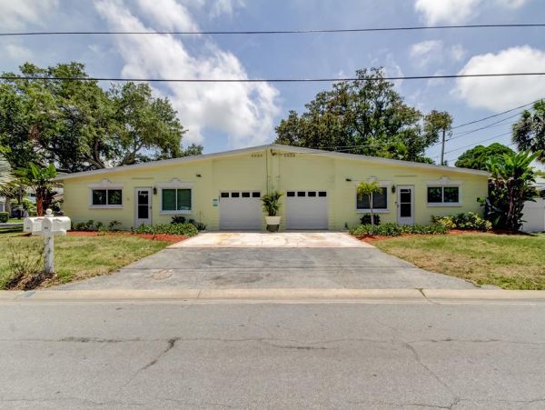 Indian Rocks 2 bedroom bungalow steps from the beach