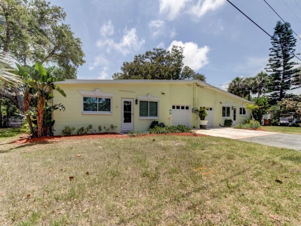 Indian Rocks 2 bedroom bungalow steps from the beach