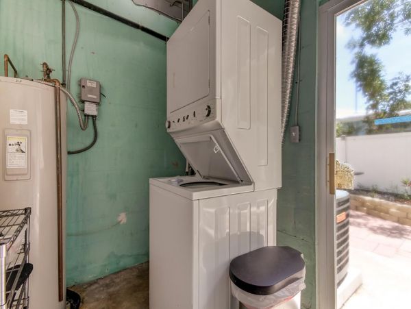 Indian Rocks 2 bedroom bungalow steps from the beach