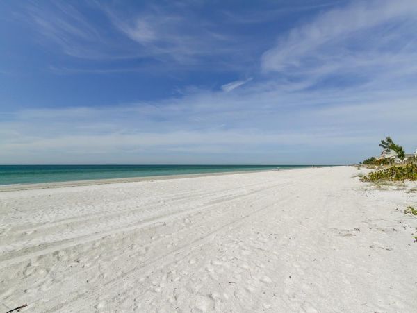 Indian Rocks 2 bedroom bungalow steps from the beach