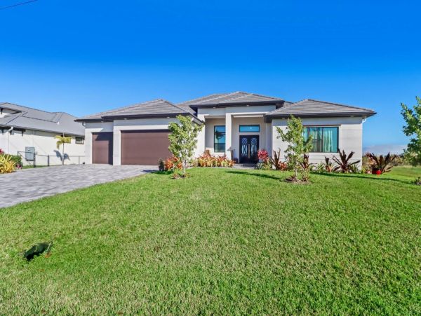 Cape Coral Vacation Home Three Bedroom with Pool