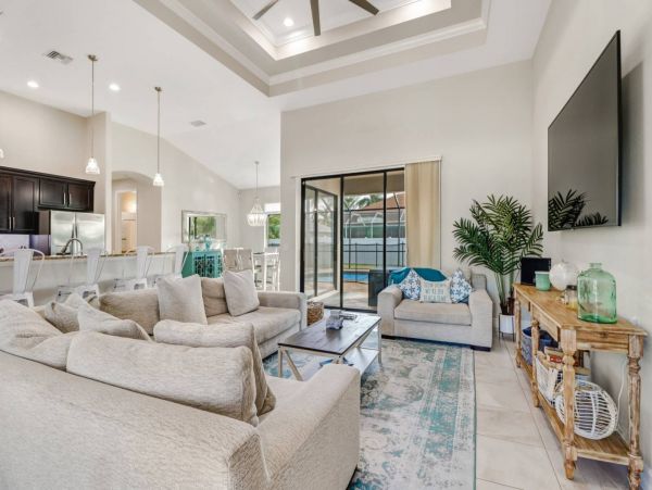 Beautiful 3 Bedroom Plus Den Vacation Home with Pool Sleeps 8