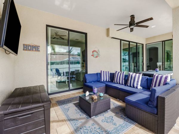 Beautiful 3 Bedroom Plus Den Vacation Home with Pool Sleeps 8