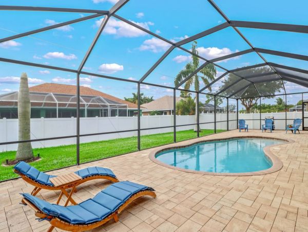 Beautiful 3 Bedroom Plus Den Vacation Home with Pool Sleeps 8