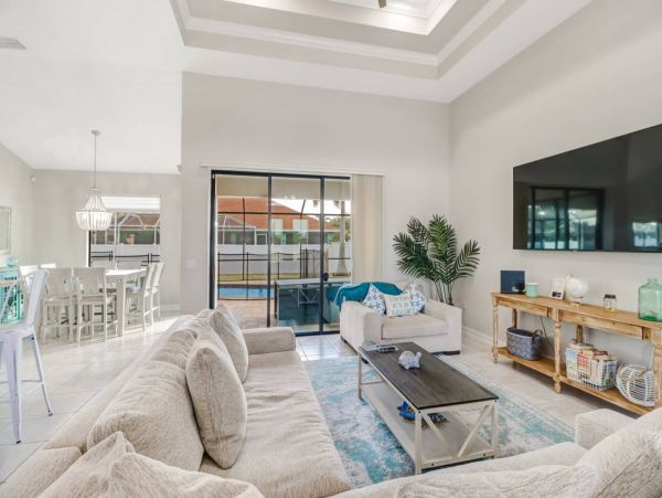 Beautiful 3 Bedroom Plus Den Vacation Home with Pool Sleeps 8