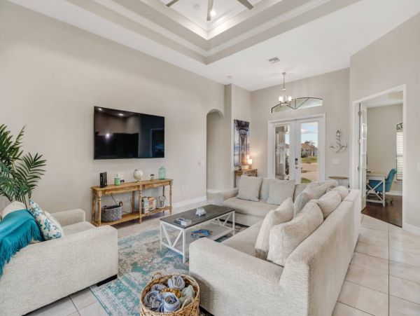 Beautiful 3 Bedroom Plus Den Vacation Home with Pool Sleeps 8