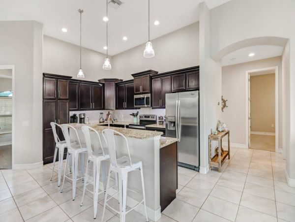 Beautiful 3 Bedroom Plus Den Vacation Home with Pool Sleeps 8