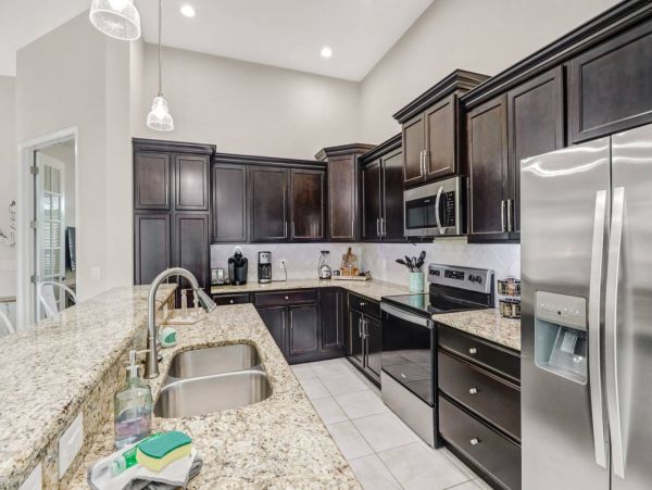 Beautiful 3 Bedroom Plus Den Vacation Home with Pool Sleeps 8