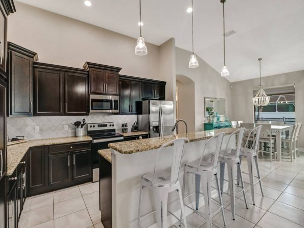 Beautiful 3 Bedroom Plus Den Vacation Home with Pool Sleeps 8