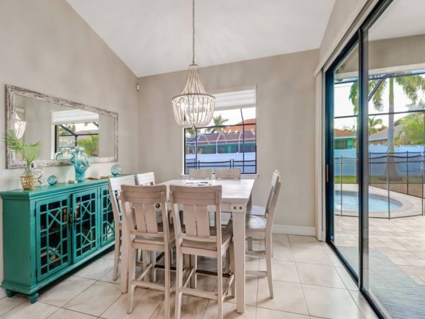 Beautiful 3 Bedroom Plus Den Vacation Home with Pool Sleeps 8