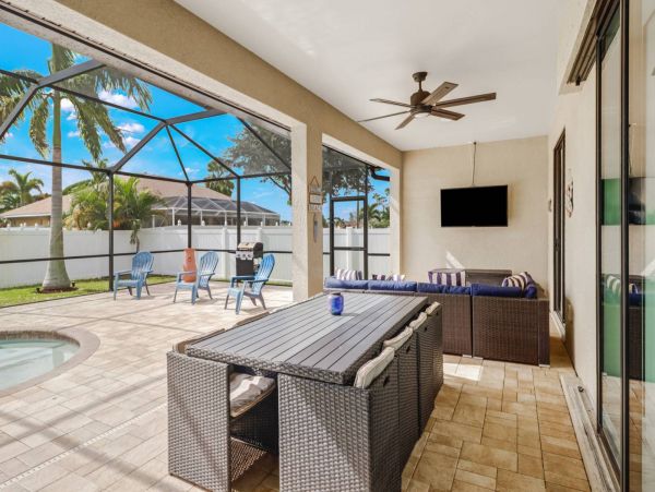 Beautiful 3 Bedroom Plus Den Vacation Home with Pool Sleeps 8