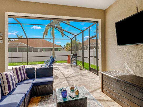 Beautiful 3 Bedroom Plus Den Vacation Home with Pool Sleeps 8