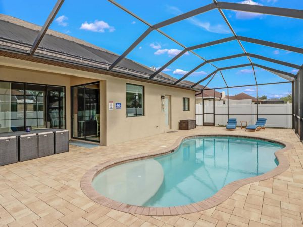 Beautiful 3 Bedroom Plus Den Vacation Home with Pool Sleeps 8