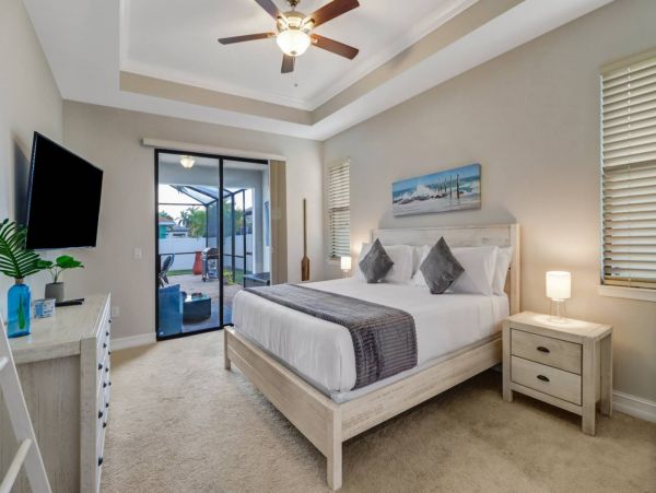 Beautiful 3 Bedroom Plus Den Vacation Home with Pool Sleeps 8