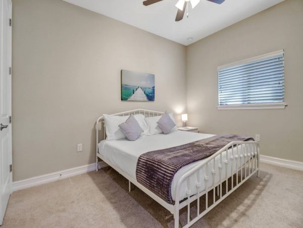 Beautiful 3 Bedroom Plus Den Vacation Home with Pool Sleeps 8