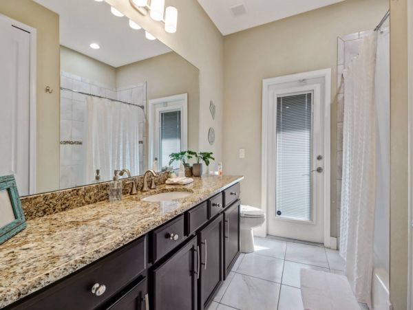 Beautiful 3 Bedroom Plus Den Vacation Home with Pool Sleeps 8